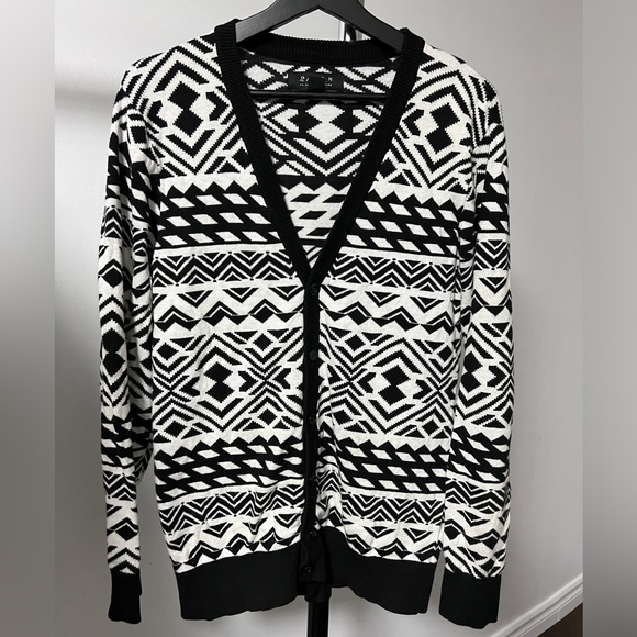21 Men Knit V-neck Geometric Print Cardigan Sweater Black n’ White - Picture 1 of 3